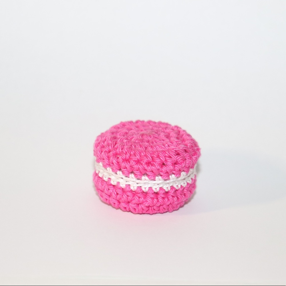 Macaroon mini storage to store eyelashes, earrings in a purse. Mini department